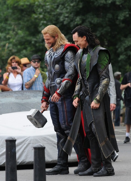 Loki-Avengers-Set-loki-thor-2011-25067488-500-691